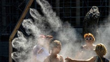 Imagem de Calor na Europa com incêndios, poluição e relógios derretidos