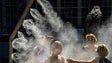 Imagem de Calor na Europa com incêndios, poluição e relógios derretidos