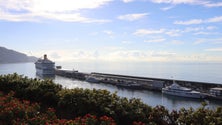 Imagem de Porto do Funchal com «Costa Fortuna» e três mega-iates