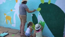 Imagem de Moradores de bairro social no Funchal constroem mural promovido pela Criamar