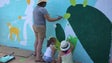 Imagem de Moradores de bairro social no Funchal constroem mural promovido pela Criamar