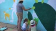 Moradores de bairro social no Funchal constroem mural promovido pela Criamar