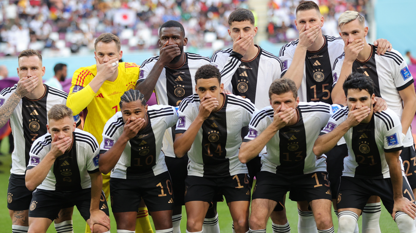 Alemães tapam a boca na fotografia antes do jogo com Japão