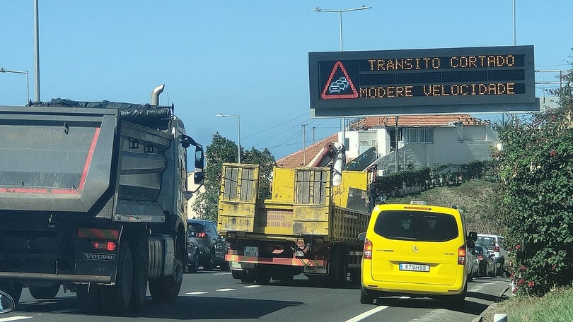 Imagem de Acidente gera caos na via rápida
