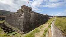 Imagem de Muralha do Forte do Monte Brasil alvo de trabalhos de manutenção (Vídeo)