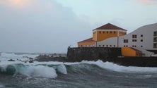 Imagem de Dois contentores por localizar no porto das Velas (Vídeo)