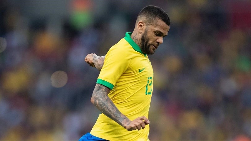Imagem de Dani Alves apresenta-se à polícia e vai ser ouvido em tribunal por alegada agressão sexual