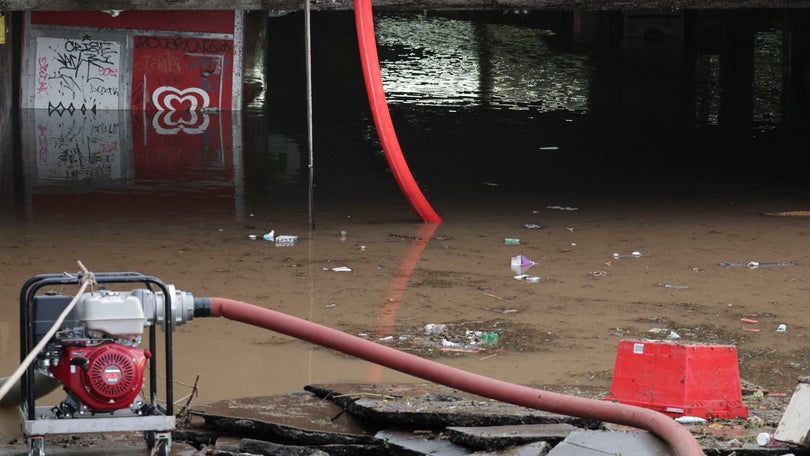 Mulher morre devido a inundação em habitação na zona de Algés