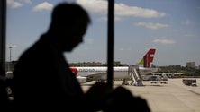 Imagem de Mais de 300 brasileiros aguardam voo em Portugal