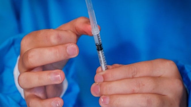 Imagem de Bruxelas pede restrições, mais vacinação e doses de reforço