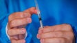 Bruxelas pede restrições, mais vacinação e doses de reforço