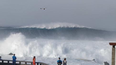 Imagem de Sete pessoas atingidas por onda no Porto Moniz
