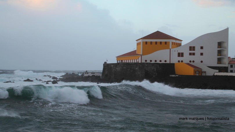 São esperadas ondas de cinco metros no mar das ilhas do Triângulo