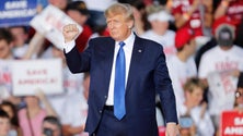 Imagem de Donald Trump condenado por ignorar intimação