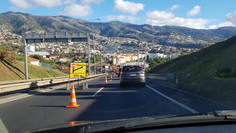 Encerramento da via rápida congestiona trânsito