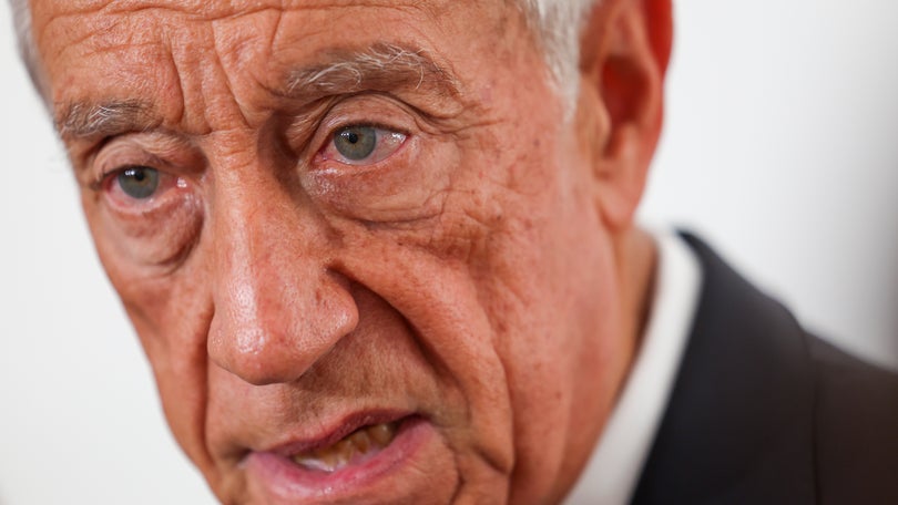 Imagem de Presidente da República desmaia e é conduzido ao hospital