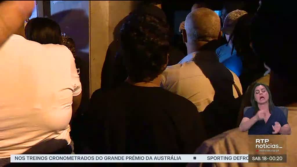 Migrantes à porta da AIMA. Centenas esperam meses por títulos de residência