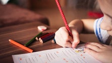 Imagem de Covid-19: Disponível a minuta para requerimento de ausência para acompanhar filhos menores