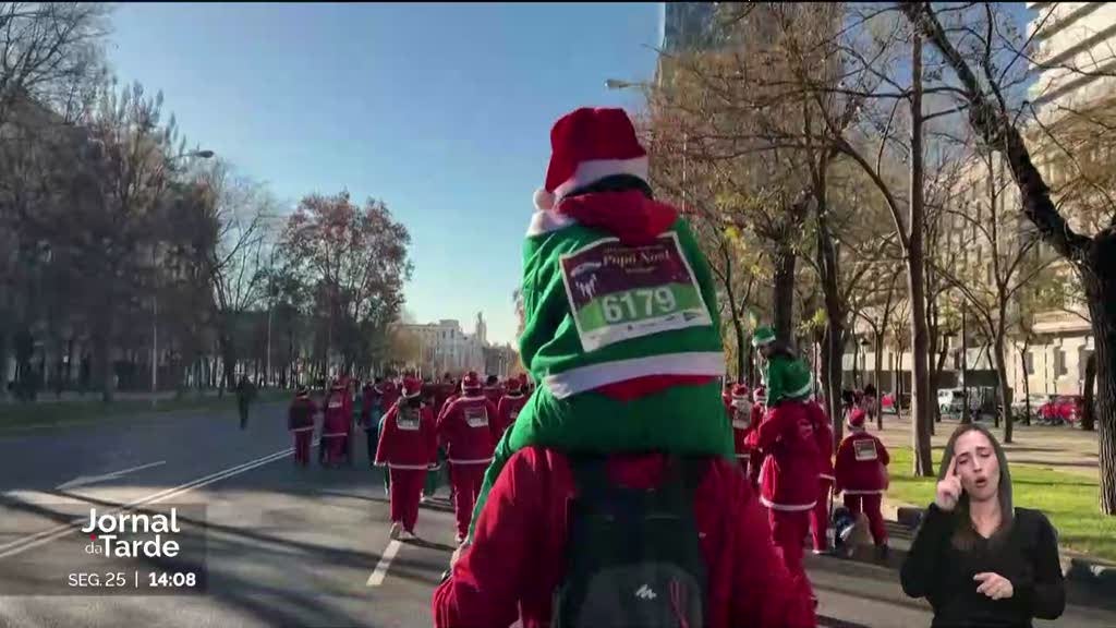 Trajes de Pai Natal preenchem corrida no coração de Madrid