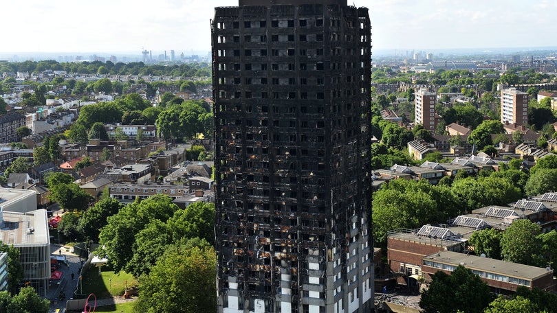 Suspensa venda de revestimento inflamável usado na torre Grenfell