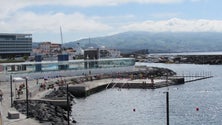 Esgotos junto às piscinas do Pesqueiro vertem para o mar [Som]