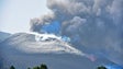 Imagem de Avanço da lava de vulcão obriga à retirada de 300 habitantes