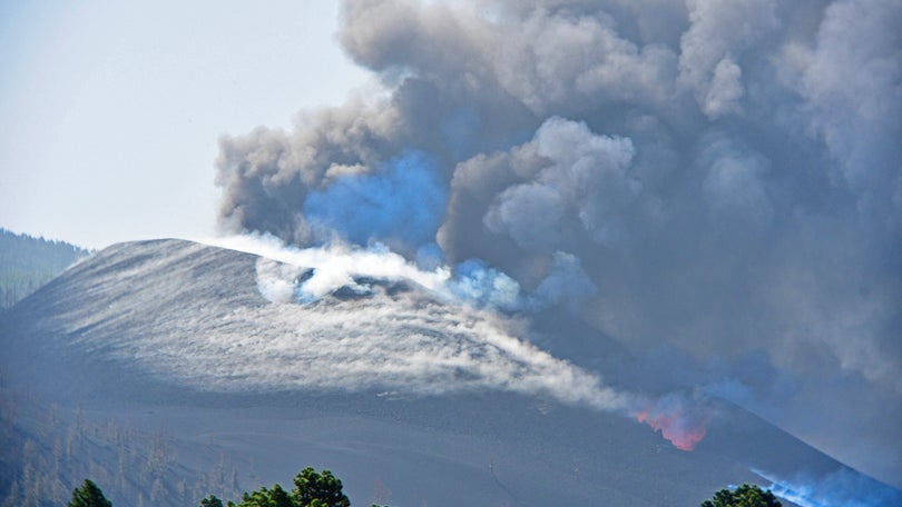 Imagem de Avanço da lava de vulcão obriga à retirada de 300 habitantes