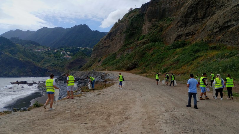 Imagem de Tripulantes do navio Vasco da Gama limpam praia da Maiata
