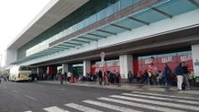 Dezenas à porta do aeroporto (vídeo)