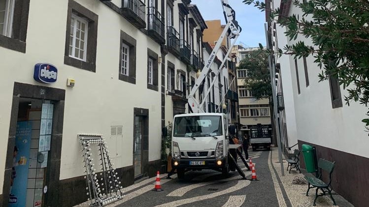 Iluminação de Natal já está a ser montada no Funchal