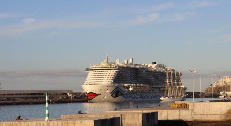 Heute erhält der Hafen von Funchal ein Segelboot und zwei Kreuzfahrtschiffe, von denen eines gerade sein Debüt gegeben hat – Economy – RTB Madeira