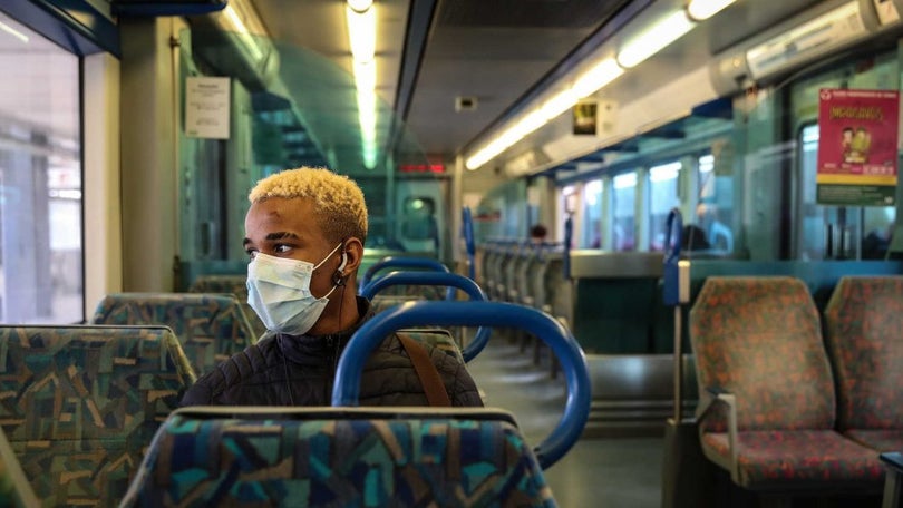 Imagem de Covid-19: Multadas 60 pessoas por não usarem máscara nos transportes públicos