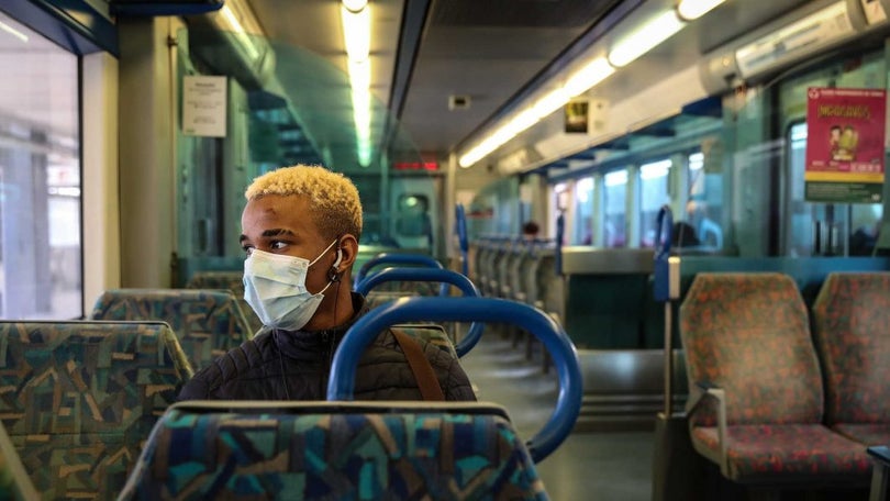 Covid-19: Multadas 60 pessoas por não usarem máscara nos transportes públicos
