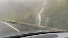 Imagem de Cascatas de água tornam a circulação perigosa no Funchal
