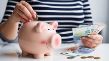 Imagem de Dois terços dos portugueses poupam menos de 10% do salário