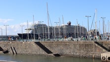 «Mein Schiff 1» fugiu do mau tempo e está no Porto do Funchal