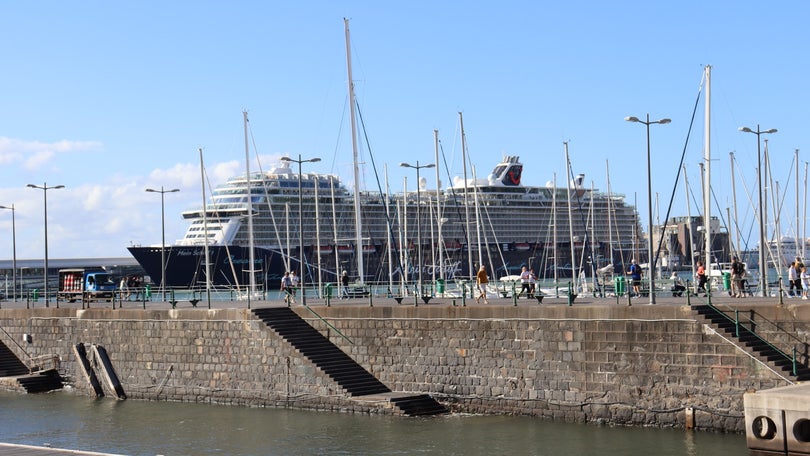 Imagem de «Mein Schiff 1» fugiu do mau tempo e está no Porto do Funchal