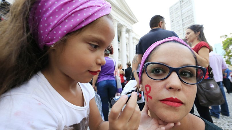 Priberam altera palavra “mulher” no dicionário