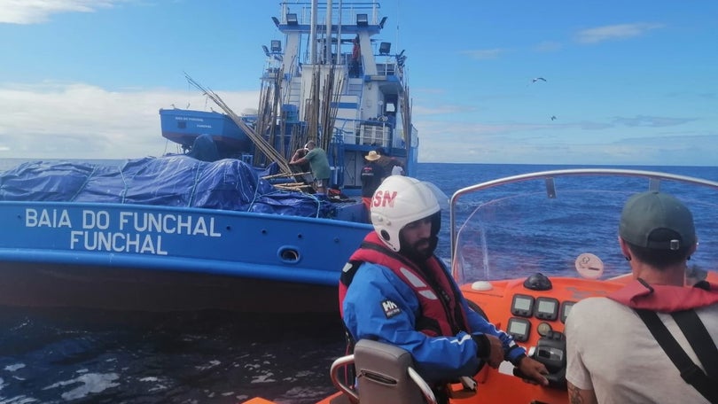 Marinha salva 11 pessoas no mar da Madeira