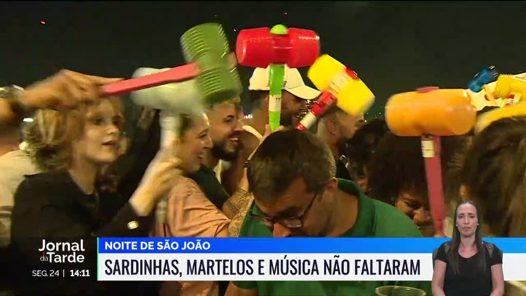 Noite de São João. Milhares de pessoas nas ruas do Porto