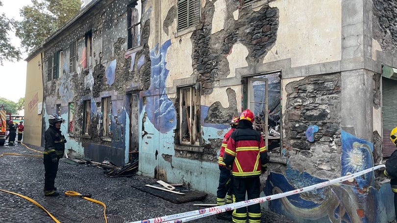 Incêndio numa casa devoluta no Funchal