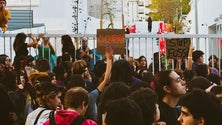 Imagem de Ativistas fecham portões do Liceu Camões a cadeado