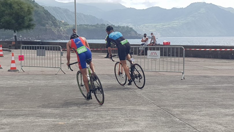 Imagem de Madeira representada por triatletas no continente e nos Açores