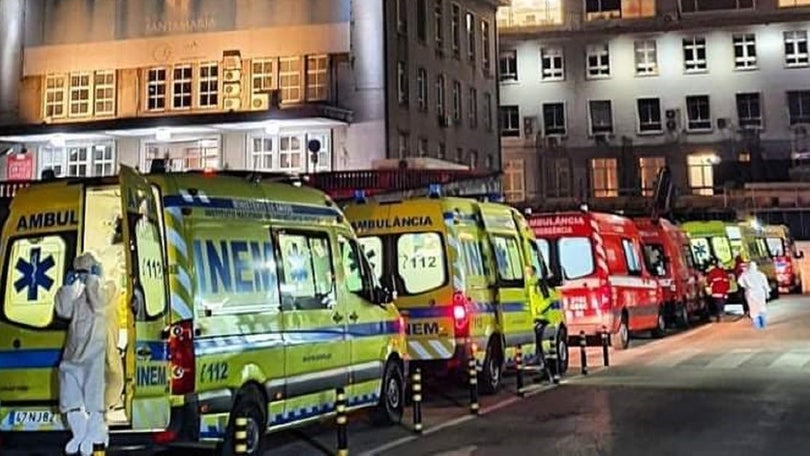 Imagem de Bombeiros querem «vacina já» para se manterem na linha da frente