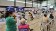 Imagem de 12 crianças e 100 adultos vacinados (áudio)