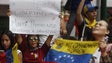 Imagem de Milhares de pessoas em manifestações de apoio a Guaidó e a Maduro