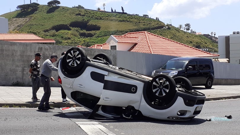 Carro capota em São Martinho