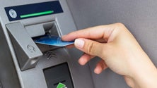 Imagem de Covid-19: Levantamentos multibanco e colocações de emprego sobem em maio face a abril