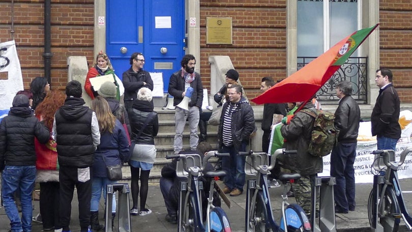 Imagem de Utentes  satisfeitos com funcionamento do Consulado de Londres aos sábados