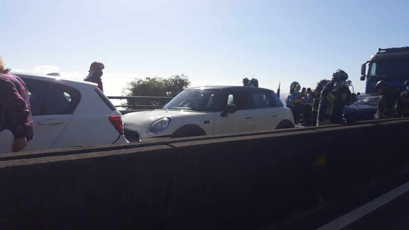 Imagem de Acidente congestiona via rápida